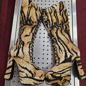 Classified Vintage Leopard Suede Print Lace Up Platform Boots